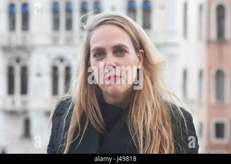 Venise, Italie. 10 mai, 2017. Susanne Pfeffer, conservateur du pavillon allemand, au pavillon allemand parti avant le début de la 57e La Biennale di Venezia exposition internationale d'art à Venise, Italie, 10 mai 2017. La 57e Biennale de Venise se déroulera du 13 mai au 26 novembre 2017. - Pas de service de fil - Photo : Felix Hörhager/dpa/Alamy Live News Banque D'Images