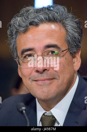 Noel J. Francisco témoigne devant le comité du Sénat des États-Unis sur l'appareil judiciaire sur sa nomination pour être solliciteur général de l'US sur la colline du Capitole à Washington, DC le mercredi 10 mai 2017. Credit : Ron Sachs / CNP - AUCUN FIL SERVICE - Photo : Ron Sachs/CNP/dpa Banque D'Images