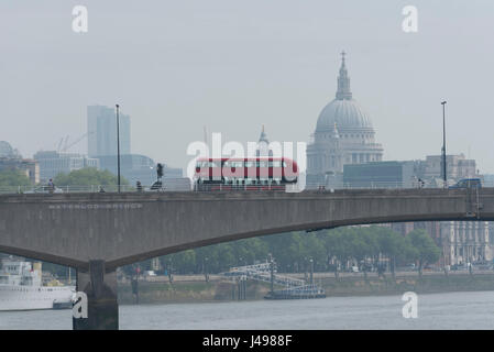 Londres, Royaume-Uni. 11 mai 2017. Météo France : trafic traverse Waterloo Bridge comme le la cathédrale St Paul est vu sur un matin brumeux. Les prévisions météorologiques pour la journée est plus claire pour les cieux et les températures plus près de 20C. Crédit : Stephen Chung / Alamy Live News Banque D'Images