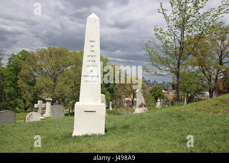 New York, USA. 3 mai, 2017. Un obélisque en marbre blanc par l'artiste française Sophie Calle, 63, à l'cimetière de bois vert, à New York, USA, 3 mai 2017. L'installation de Calle donne aux visiteurs la possibilité de poster des notes écrites sur les secrets. Photo : Christina Horsten/dpa/Alamy Live News Banque D'Images