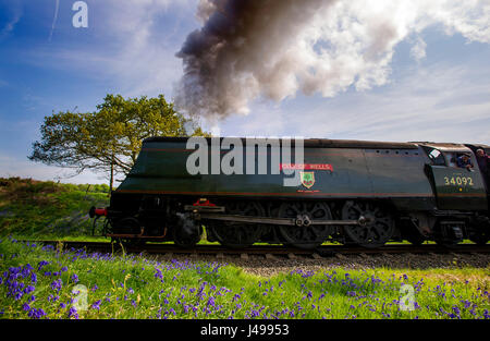 East Lancashire Railway, Bury, UK. Le 11 mai, 2017. La ville de Wells à la vapeur locomotive passé un tapis de jacinthes dans un beau soleil du printemps sur la East Lancashire Railway, Bury. Les températures augmenteront à nouveau aujourd'hui devant un front météorologique apporte de la pluie pour demain. Jeudi 11 Mai, 2017. Crédit : Paul Heyes/Alamy Live News Banque D'Images