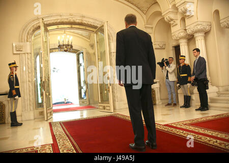 Bucarest, Roumanie. Le 11 mai, 2017. Le Président Klaus Iohannis roumaine se félicite le président de la Commission européenne, Jean-Claude Juncker ih sa première visite officielle en Roumanie. Crédit : Gabriel Petrescu/Alamy Live News Banque D'Images