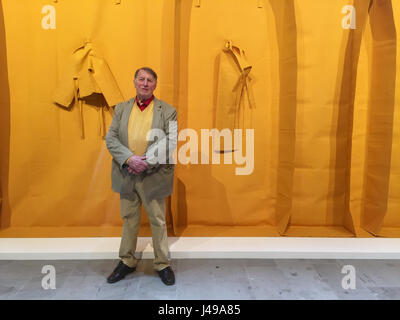 Venise, Italie. 10 mai, 2017. L'artiste allemand Franz Erhard Walther, debout devant son art à la Biennale de Venise, exposition internationale d'art à Venise, Italie, 10 mai 2017. La 57e Biennale de Venise se déroulera du 13 mai au 26 novembre 2017 Photo : Annette Reuther/dpa/Alamy Live News Banque D'Images