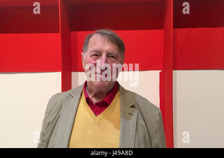 Venise, Italie. 10 mai, 2017. L'artiste allemand Franz Erhard Walther, debout devant son art à la Biennale de Venise, exposition internationale d'art à Venise, Italie, 10 mai 2017. La 57e Biennale de Venise se déroulera du 13 mai au 26 novembre 2017. Photo : Annette Reuther/dpa/Alamy Live News Banque D'Images