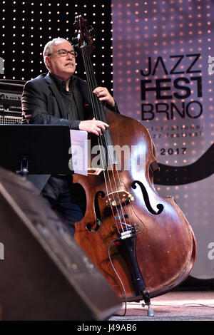 Brno, République tchèque. 04 mai, 2017. Le bassiste Eddie Gomez effectue dans le Jazz Fest de Brno, République tchèque, le 4 mai 2017. Photo : CTK Vaclav Salek/Photo/Alamy Live News Banque D'Images