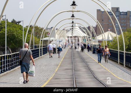 Southport, Merseyside, 11 mai 2017. Météo britannique. Une journée ensoleillée et chaude dans le nord ouest de l'Angleterre que les touristes affluent à la station balnéaire traditionnelle de Southport Merseyside. Hauts de 20 °C et a continué ensoleillé tout au long de la journée comme une mini vague plane sur le Royaume Uni avec le temps est humide et chaud devrait se poursuivre en fin de semaine. Credit : Cernan Elias/Alamy Live News Banque D'Images