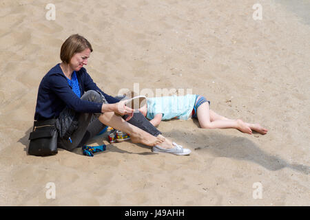 Southport, Merseyside, 11 mai 2017. Météo britannique. Une journée ensoleillée et chaude dans le nord ouest de l'Angleterre que les touristes affluent à la station balnéaire traditionnelle de Southport Merseyside. Hauts de 20 °C et a continué ensoleillé tout au long de la journée comme une mini vague plane sur le Royaume Uni avec le temps est humide et chaud devrait se poursuivre en fin de semaine. Credit : Cernan Elias/Alamy Live News Banque D'Images