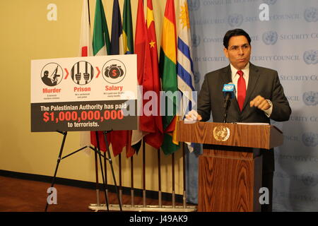 New York, USA. Le 11 mai, 2017. L'Ambassadeur d'Israël Danny Danon indique à appuyer sur l'Autorité palestinienne paie les terroristes, le 11 mai 2017, en face de crédit du Conseil de sécurité DES NATIONS UNIES : Matthew Russell Lee/Alamy Live News Banque D'Images