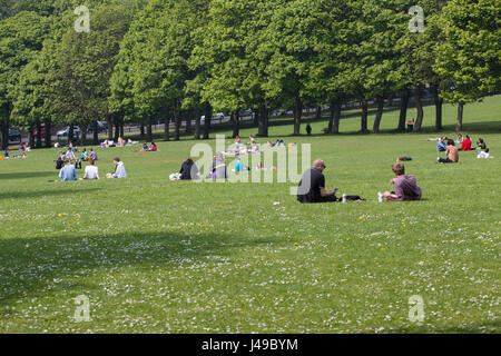 Leeds, UK. Le 11 mai, 2017. Météo britannique. Les gens ont été bronzer et profiter du soleil sur Hyde Park à Londres cet après-midi. Hyde Park est populaire auprès des étudiants en raison de son emplacement entre Headingley et l'Université de Leeds. Une très chaleureuse et généralement ensoleillé jour avec quelques nuages brumeux au milieu de l'après-midi. Credit : James Copeland/Alamy Live News Banque D'Images