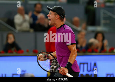 Borna Coric de Croatie célèbre sa victoire contre Andy Murray de UK au cours de Mutua Madrid Open tennis match au stade de la Caja Magica le jeudi 11 mai, 2017. Banque D'Images