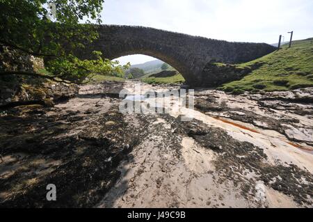 Le Yorkshire, UK. Le 11 mai, 2017. Météo britannique. L'été est arrivé tôt pour le célèbre du Yorkshire en Angleterre. Les rivières sont faibles dans le cours supérieur de la rivière Wharfe dans belle Wharfedale, N Yorkshire à un moment où les torrents de printemps normalement remplir rivières et affluents. Sections de l'Oughtershaw Hubberholme Wharfe près et, un lieu de prédilection de l'écrivain J B Priestley, sont exposés montrant le gravier et rockbeds normalement pas révélé jusqu'à la fin juin. Crédit : David Hickes/Alamy Live News Banque D'Images