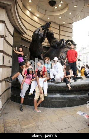 Groupe mixte de jeunes danseurs posant à Leicester Square, London, UK Banque D'Images