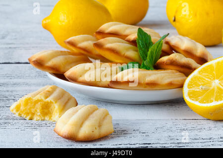 Français fraîchement cuits au citron madeleines au Banque D'Images