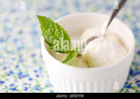 Sorbet aux fruits frais de la crème glacée dans un bol blanc close up. Banque D'Images
