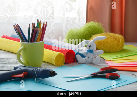 Valentines Day scrapbooking, un mariage ou d'autres décorations de l'arrière-plan. Cadeau fait main coeur de vœux la création, couper et coller du papier et d'artisanat , Banque D'Images