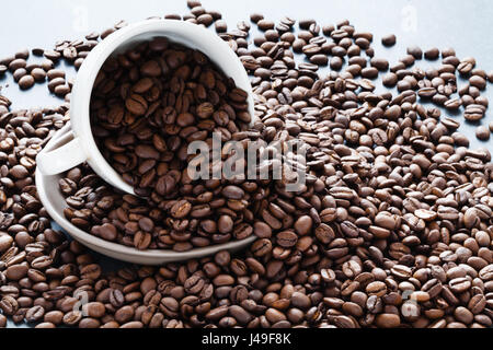 Boire de café concept. Tasse de haricots et de rouillé sur la table Banque D'Images