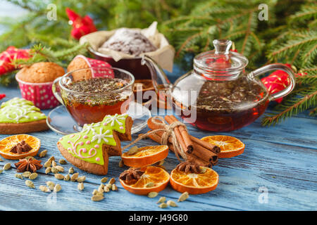 Thé chaud avec des épices et des décorations de Noël sur fond de bois avec copyspace Banque D'Images