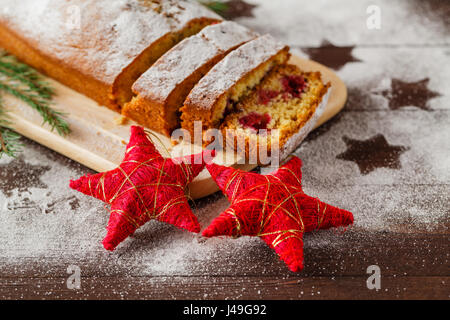 Des thèmes d'épice maison de vacances cranberry dessert avec l'arrivée de la nouvelle année des décorations de l'arbre sur fond de table en bois vintage. Style rustique. Banque D'Images