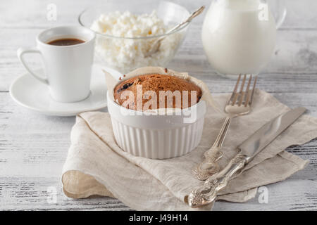 Gâteau fait maison avec des canneberges séchées et tasse de café.Selective focus sur le gâteau éponge Banque D'Images