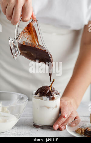 Crumble de Poire et banane chocolat et caramel avec de la crème glacée Banque D'Images