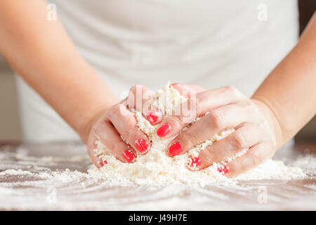 La cuisson fait maison, cuisine scène montrant le beurre, farine, sucre et graines de vanille d'être mélangés pour faire des biscuits sablés, avec des mains de femme. Banque D'Images