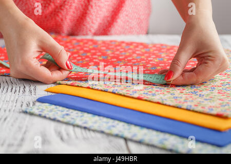 Femme travaillant avec des chutes de tissus de couleur et la palette close up Banque D'Images