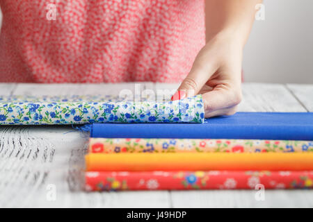 Femme travaillant avec des chutes de tissus de couleur et la palette close up Banque D'Images