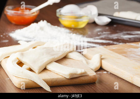 Faire un croissant avec confiture Cookies. Rouler. Banque D'Images