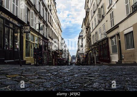 Vue vers le bas dans la rue des Martyrs - Paris 18ème, France Banque D'Images