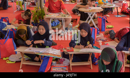 Les filles de la classe de dessin, Malacca, Malaisie Banque D'Images
