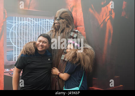 06.05.2017, Singapour, République de Singapour, en Asie - les fans de Star Wars de recueillir au cours de l'assemblée annuelle de l'événement Star Wars dans l'Supertree Grove. Banque D'Images