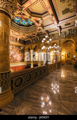 Stock photo - Salle de Concert Vigado inaugurée en 1865 par Franz Liszt est un mélange de style mauresque byzantin et motifs Hongrois Banque D'Images