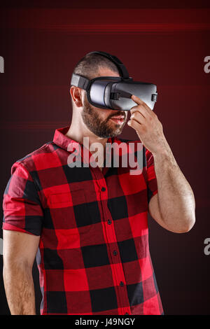 Jeune homme barbu portant des lunettes de réalité virtuelle Banque D'Images