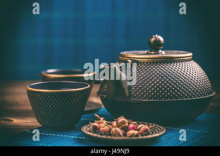 Close up of tea set sur fond bleu Banque D'Images