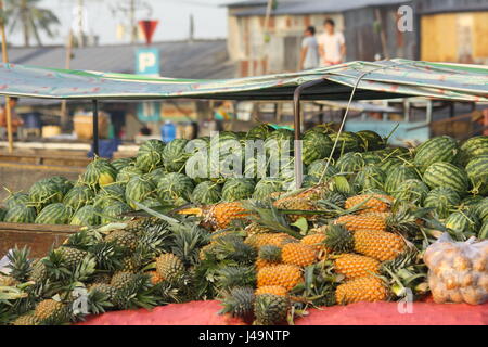 Des ananas et des pastèques sur les marchés flottants de Can Tho, Delta du Mékong, Vietnam Banque D'Images