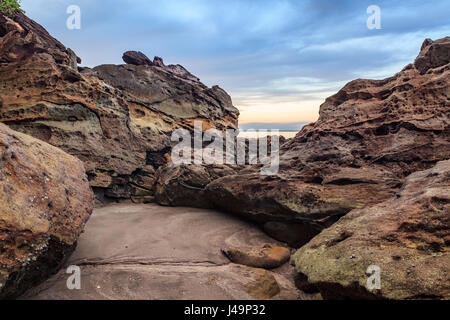 Belle plage de rochers de grès Banque D'Images