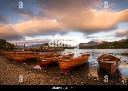 Les barques au lever du soleil sur la roche du Trésor Village Vacances dans le Lake District, Cumbria England UK Banque D'Images