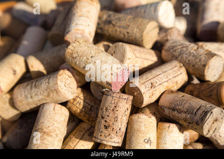 Bouchons à vin utilisé dans une pile aléatoire. Banque D'Images