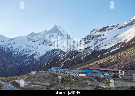 Hébergement à distance dans les vallées de la chaîne de montagnes de l'Himalaya, au Népal. Banque D'Images