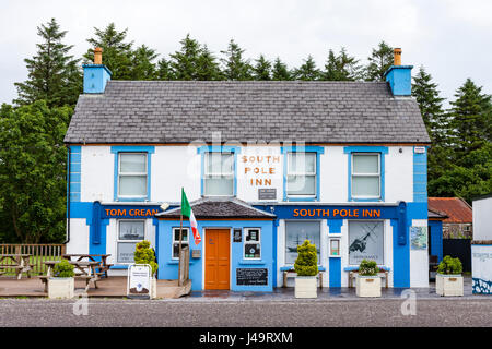 Annascaul, dans le comté de Kerry, Irlande - Le célèbre Pôle Sud Inn, accueil d'Antartic explorer Tom Crean., photographié sur un jour de pluie. Banque D'Images