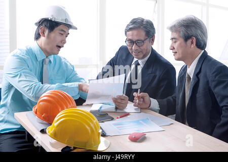 L'homme de génie et architecture senior réunion de projet à l'équipe du bureau de travail Banque D'Images