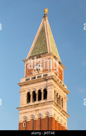 L'Italie, Venise, la tour de briques rouges de la Campanile. Banque D'Images