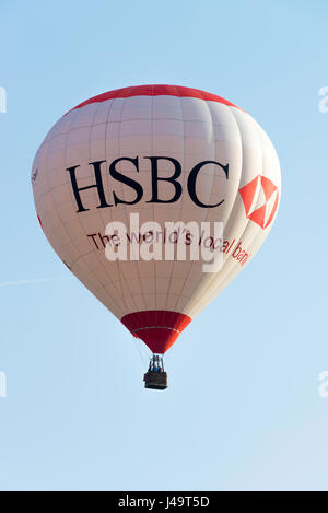 Hor-Air HSBC Vols en montgolfière au dessus d'un jardin en Alsager Cheshire England Royaume-Uni UK Banque D'Images