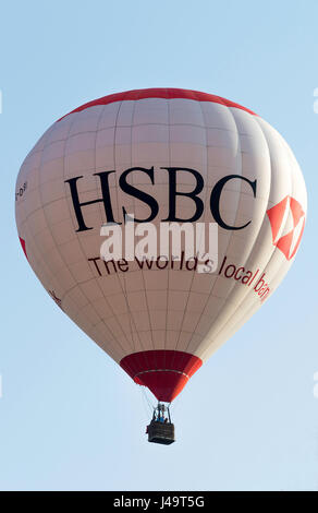 Hor-Air HSBC Vols en montgolfière au dessus d'un jardin en Alsager Cheshire England Royaume-Uni UK Banque D'Images