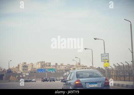 Le Caire, Egypte, 6 mai 2017 : vue sur le trafic routier au Caire ismaileya desert road Banque D'Images