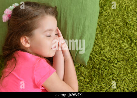 Couchage cute little girl close-up Banque D'Images