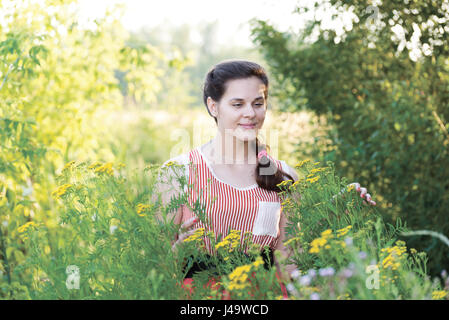 Belle jeune fille russe dans les bosquets de tansy Banque D'Images