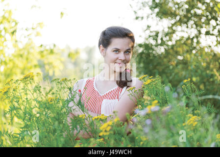 Belle jeune fille russe dans les bosquets de tansy Banque D'Images