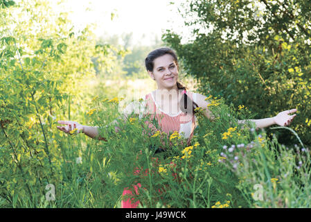 Belle jeune fille russe dans les bosquets de tansy Banque D'Images