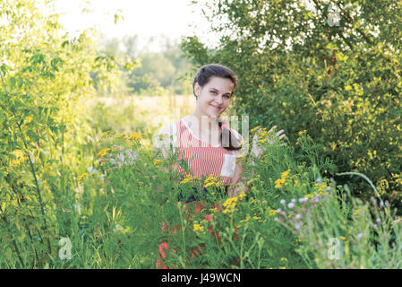 Belle jeune fille russe dans les bosquets de tansy Banque D'Images